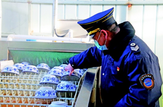 酒泉市強化餐飲具集中消毒監管 守護群眾“舌尖上的安全”